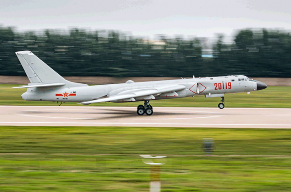 中国空军轰-6k轰炸机进行飞行训练(图源:参考消息网)