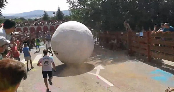 西班牙“奔球节”悲剧上演 一男子遭巨球撞击受重伤