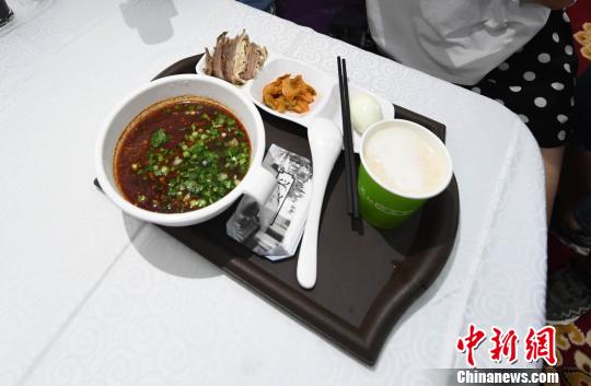 图为“环西部火车游Y667/8次”列车上推出兰州牛肉面套餐，套餐38元，有一碗牛肉面、一碟牛肉、一个鸡蛋、一份小菜、一份甜胚子。　杨艳敏 摄