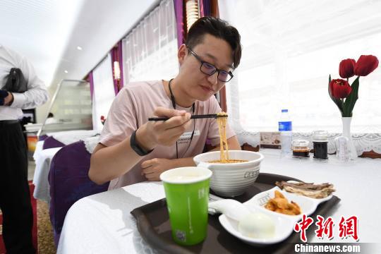 图为旅客在列车上享用正宗牛肉面。　杨艳敏 摄