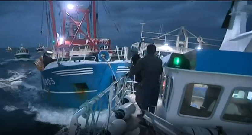 35艘法国渔船围堵英国渔船扔烟雾弹 只为抢扇贝