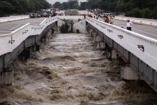 缅甸一大坝泄洪道垮塌 超5万人被迫离开家园