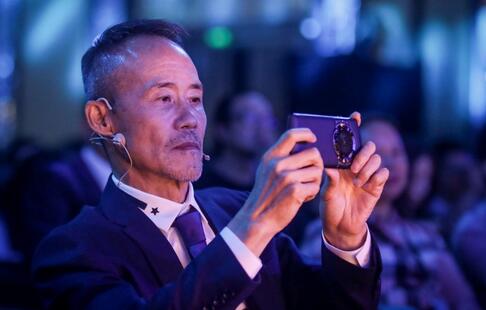 著名企业家王石现身北京,出席了其代言的国产高端手机品牌8848钛金