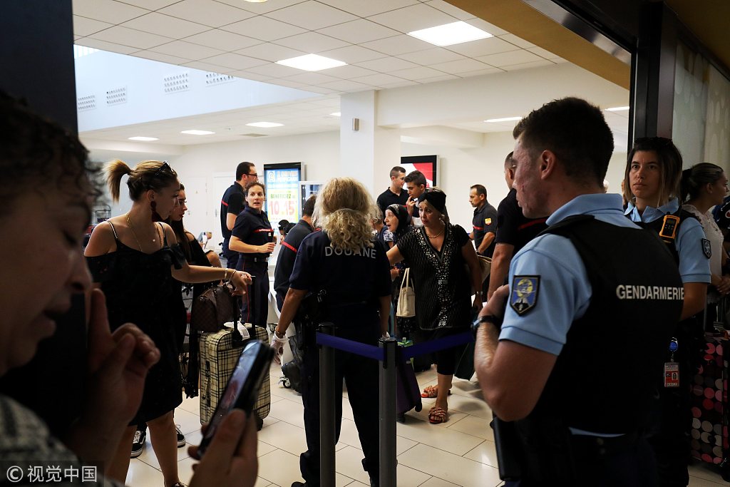 一架由阿尔及利亚飞往法国的航班疑似发现霍乱病例乘客疏散