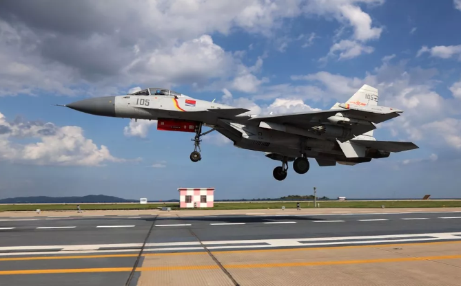 歼-15舰载战斗机飞行员们驾驶"飞鲨"进行陆基训练.李唐 摄