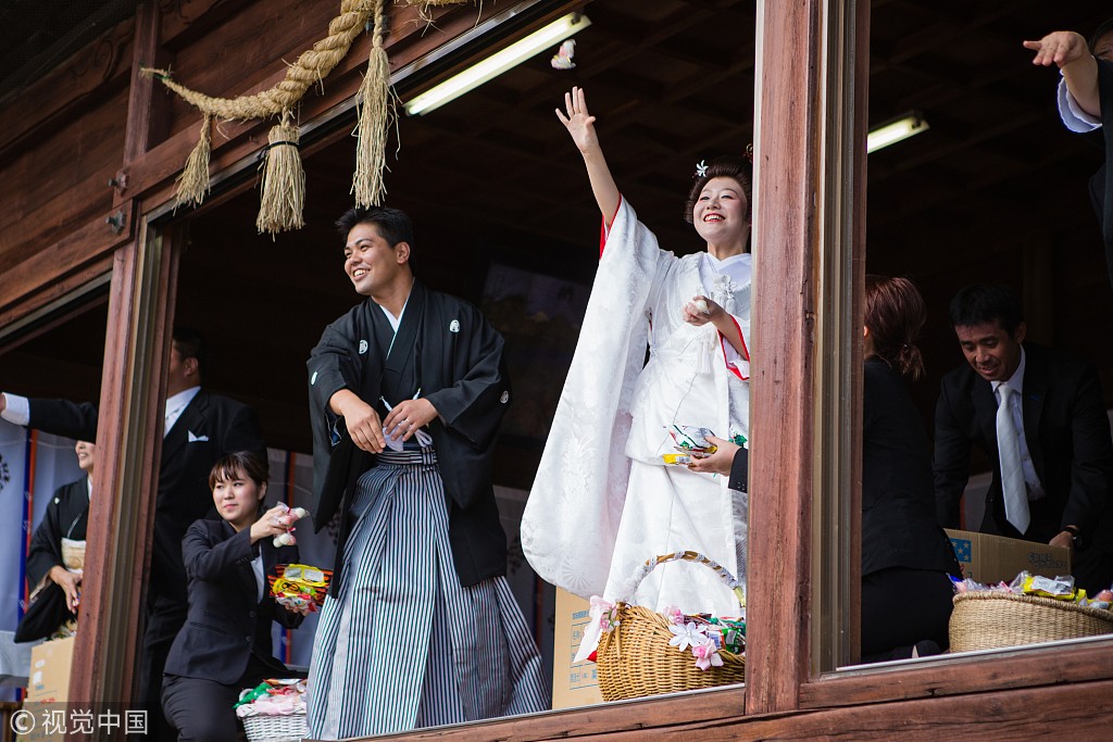 日本神社秋季盛典舉行日式傳統婚禮新娘坐黃包車穿過花海