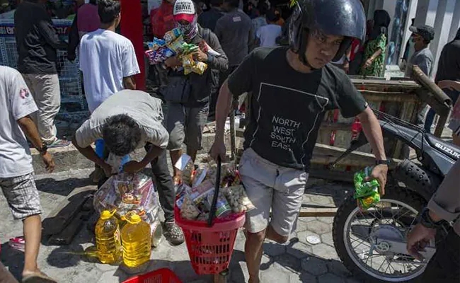印尼强震致食物短缺：居民打劫超市,疯抢饼干手纸