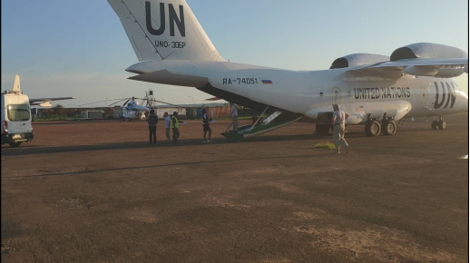 10月6日17时25分,搭载我重伤同胞的联合国专机从中非首都班吉机场起飞