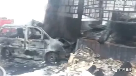 南昌两货车和一面包车追尾起火 致3人死亡