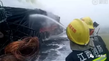 南昌两货车和一面包车追尾起火 致3人死亡