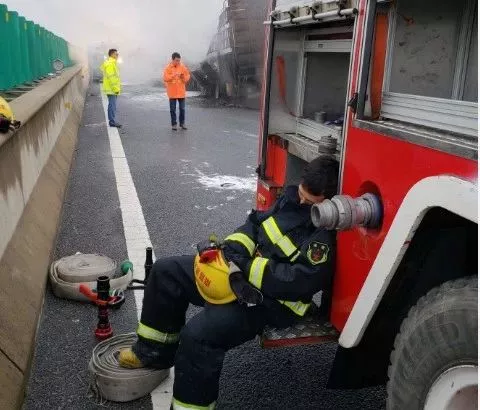 南昌两货车和一面包车追尾起火 致3人死亡