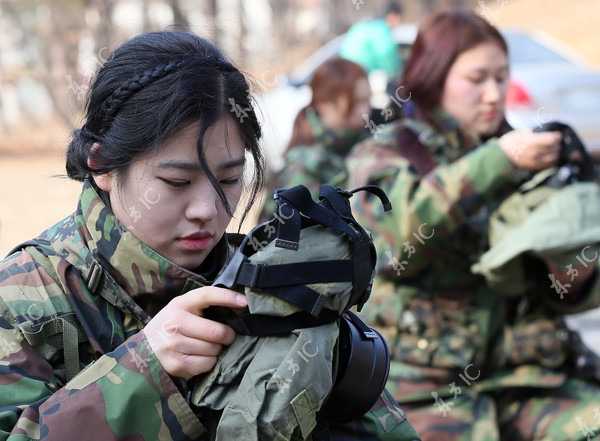 资料图:韩国女兵参考消息网10月30日报道2018年9月6日是韩国女军人