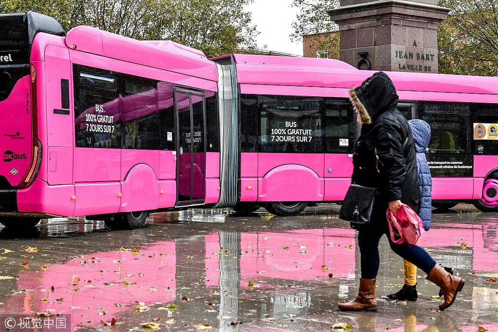 法国敦刻尔克推粉色免费公交巴黎女市长到访挤公交