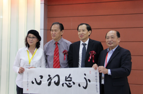 香港校友王钦贤,王伟元向华文学院赠送纪念品.