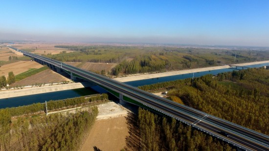 与在建的涞曲(涞源至曲阳)高速公路顺接,止于肃宁县境内的大广(大庆至