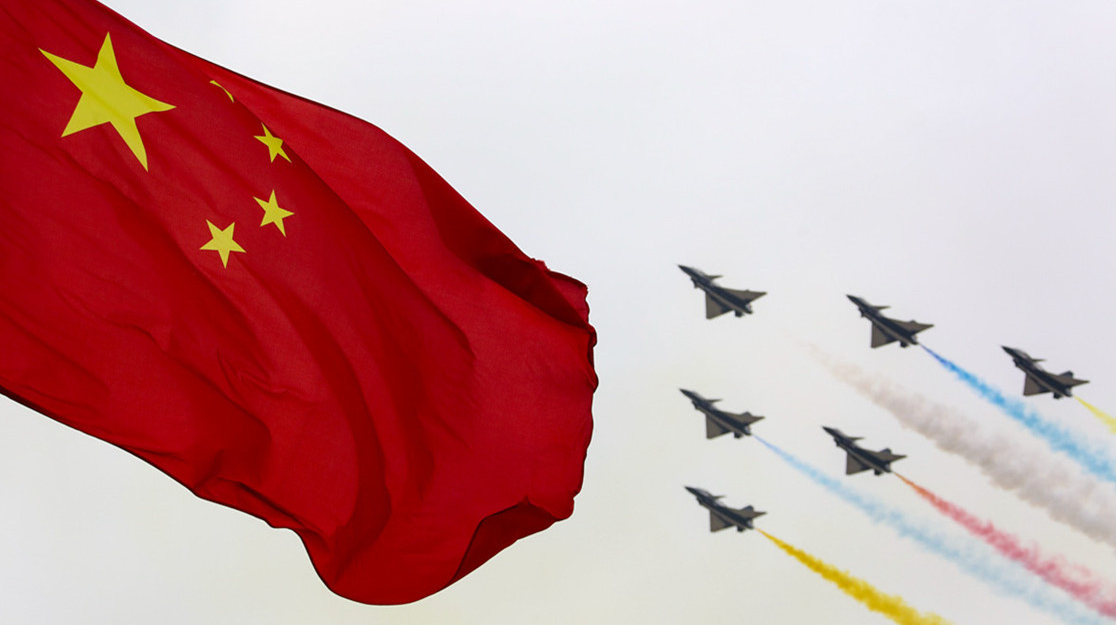 心系国旗八一飞行表演队献礼空军成立69周年