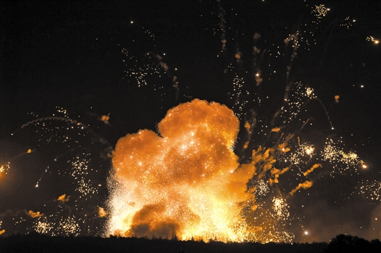 资料图:2017年9月,乌克兰弹药库爆炸现场.(图源:视觉中国)