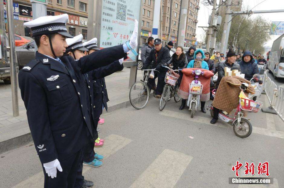 面对当事人的胡搅蛮缠,言语威胁,江苏海安交警陶其冬在镜头下硬气执法