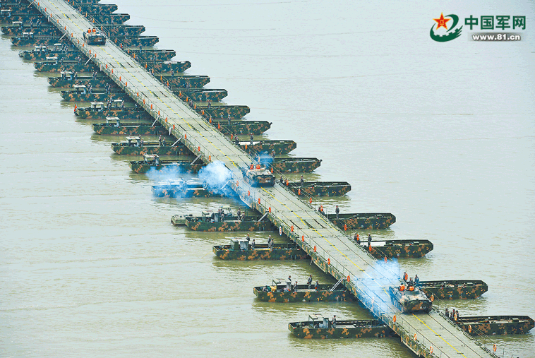 方远超摄(图源:解放军报)"俗话说,逢山开路,遇水搭桥,咱们舟桥兵就是