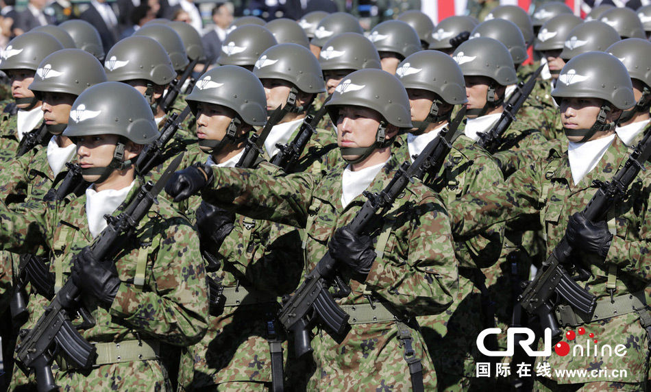 资料图:当地时间2013年10月27日,日本asaka基地,日本自卫队举行阅兵