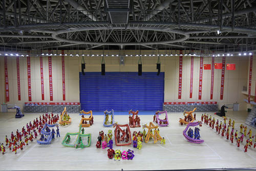 12月1日,在县体育馆,来自莎车县部分乡镇进行了汇演.