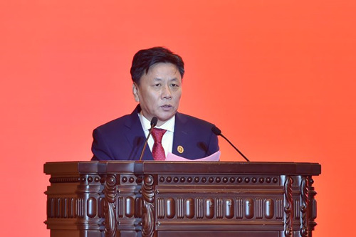 王洪欣作大会发言(王东升 摄)王洪欣介绍说,中泰化学是新疆中泰集团旗