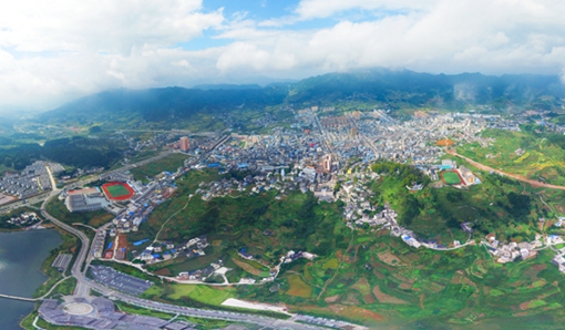 贵州省丹寨县县城航拍图,贵州省丹寨县坚持"城镇带县"战略不动摇,将