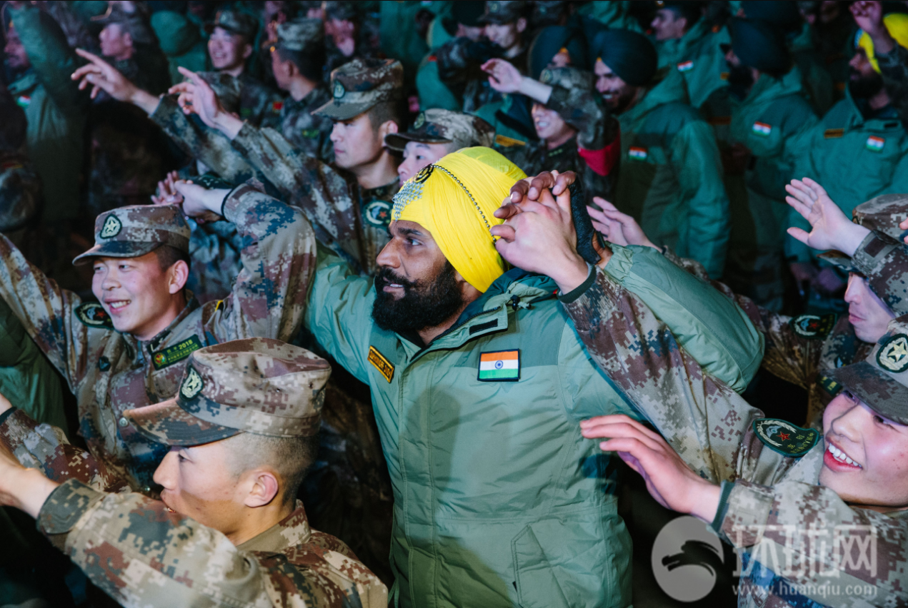 中印陆军手拉手士兵载歌载舞庆友谊图