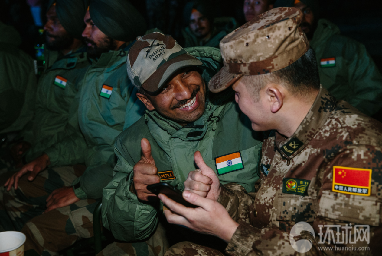 中印陆军手拉手士兵载歌载舞庆友谊图