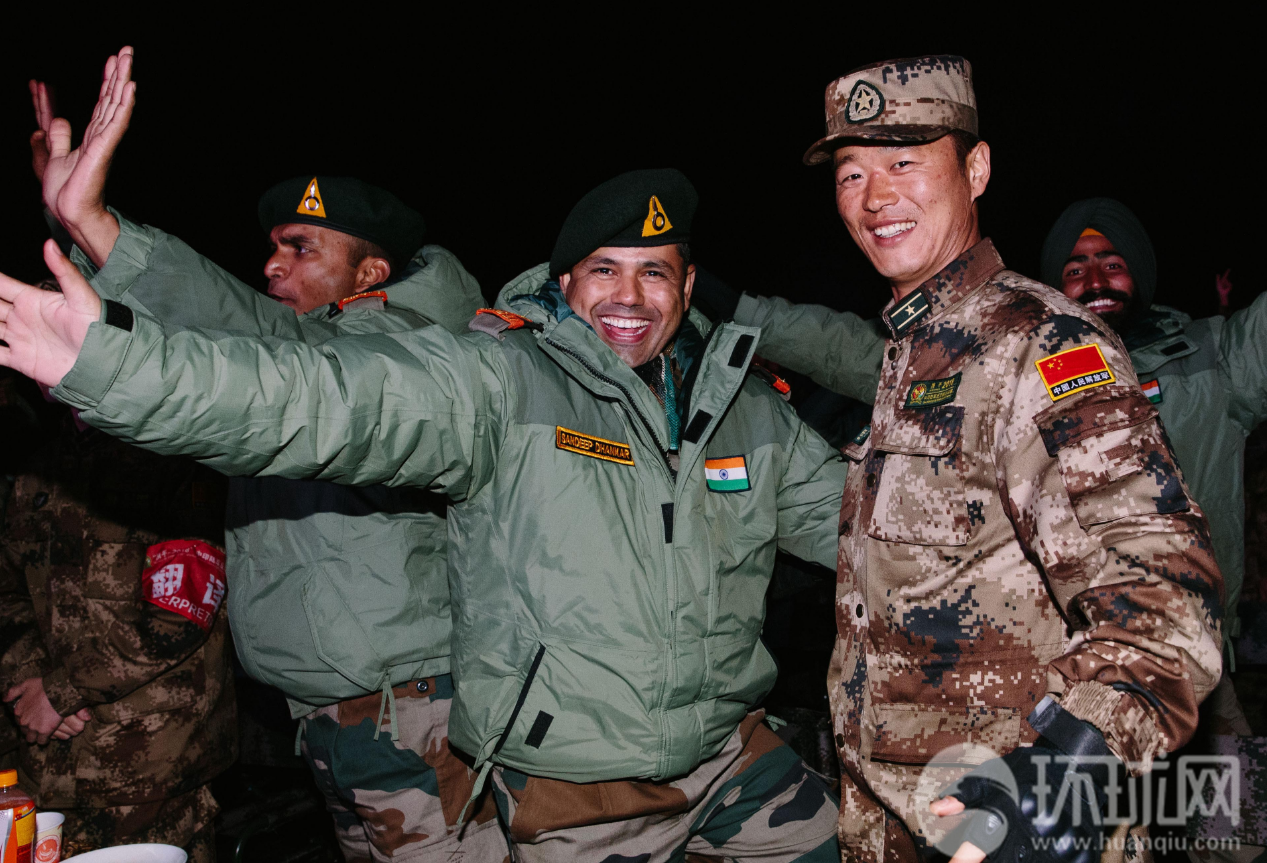 中印陆军手拉手士兵载歌载舞庆友谊图