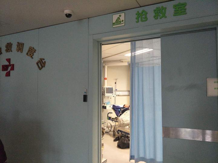正在医院抢救室的张先生告诉记者,早上大概8点45分的样子,他们经过艮