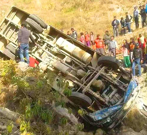 尼泊尔载37人巴士从700米悬崖坠落 致23死14伤