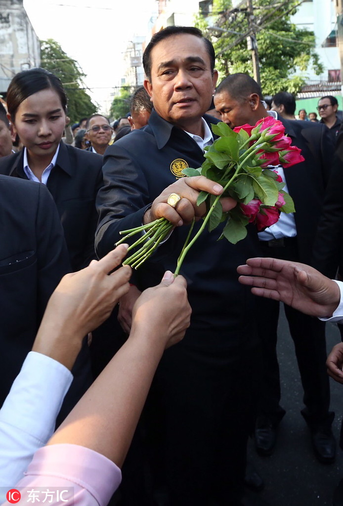 泰国总理巴育走访社区获迷妹献花人气火爆