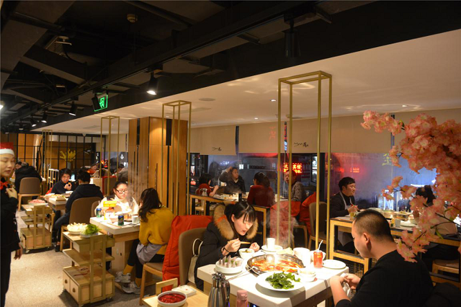 麻辣空间泸州水井沟店重装开业现场生意火爆