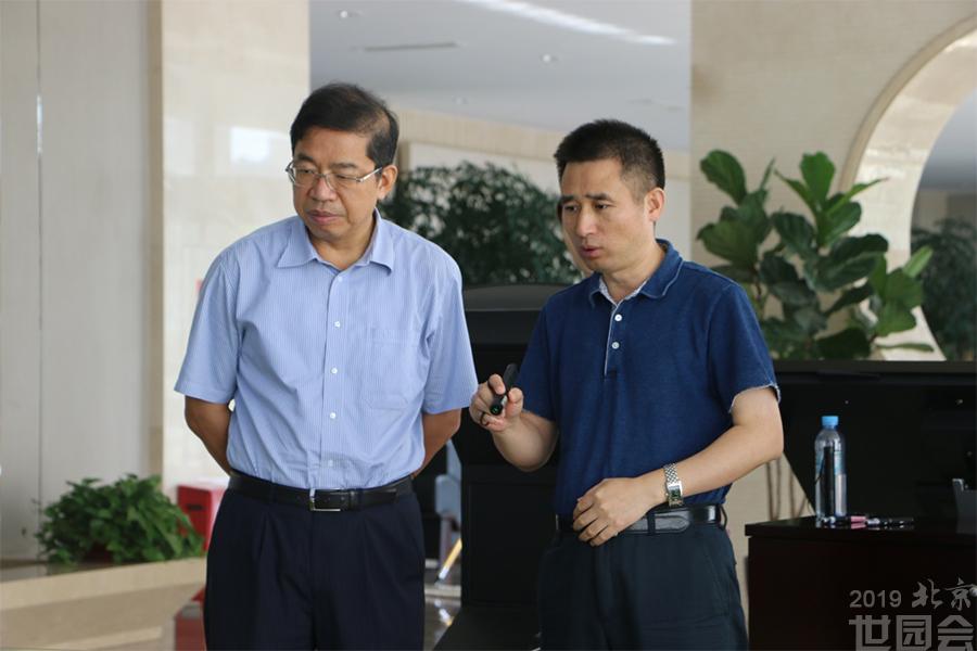 叶大华副局长(右一)向肖金学总经理介绍园区规划