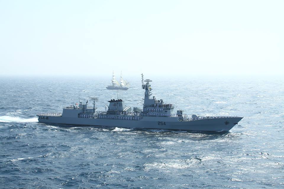 巴多國海上演習編隊美英驅逐艦簇擁中國軍艦