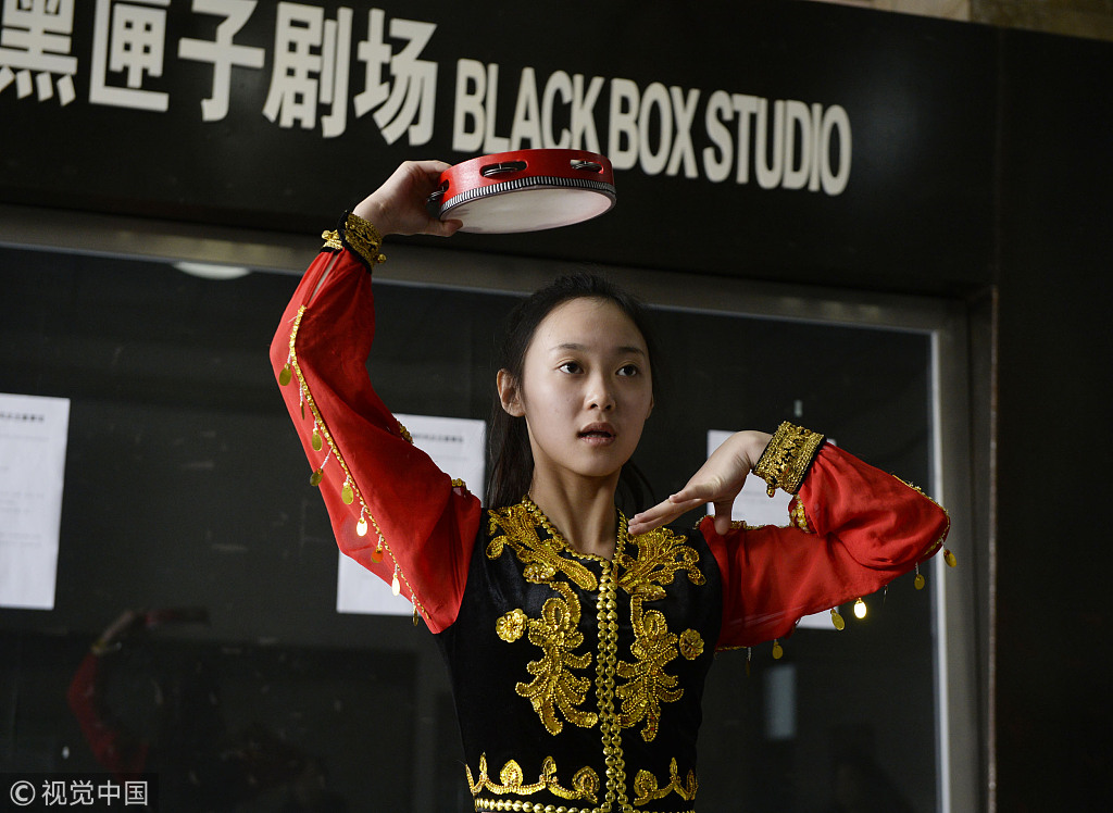 中戏进入复试 表演考生素颜等待考试开场