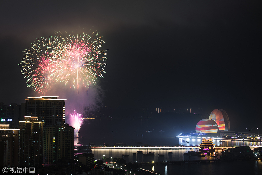 广东珠海举办建市40周年光影焰火秀