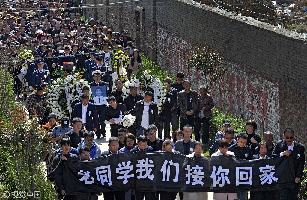 失事战机飞行员魂归故里 数千群众夹道迎接"烈士回家"