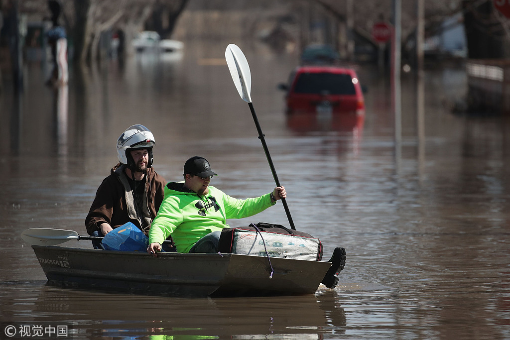 炸弹气旋侵袭美国中西部引发洪灾民众被迫划船出行