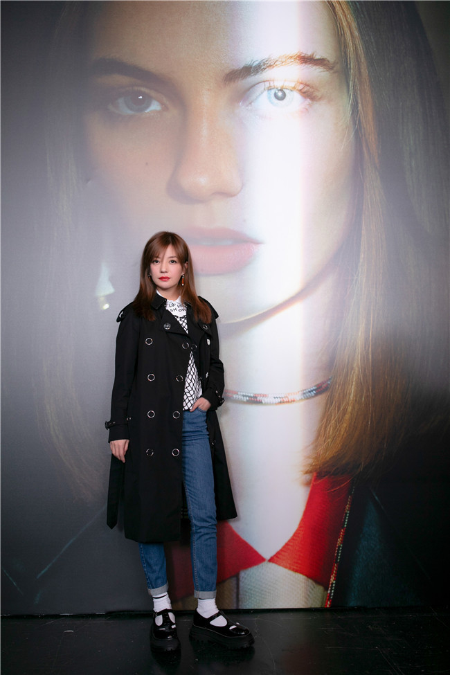 赵薇亮相时尚活动 风衣造型随性洒脱