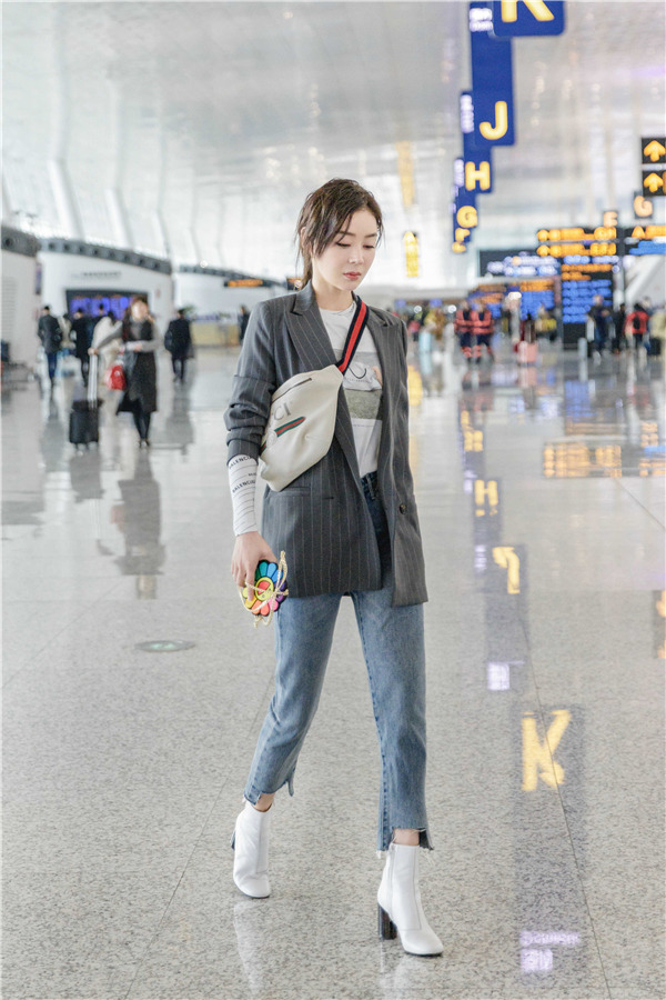 袁姗姗机场街拍曝光简约有范笑容甜美
