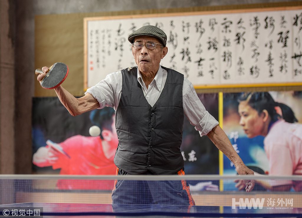 80年乒乓球龄 九旬大爷两拿世界冠军