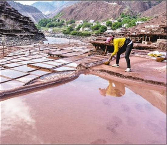 澜沧江河谷西藏芒康县加达村村民晒盐忙