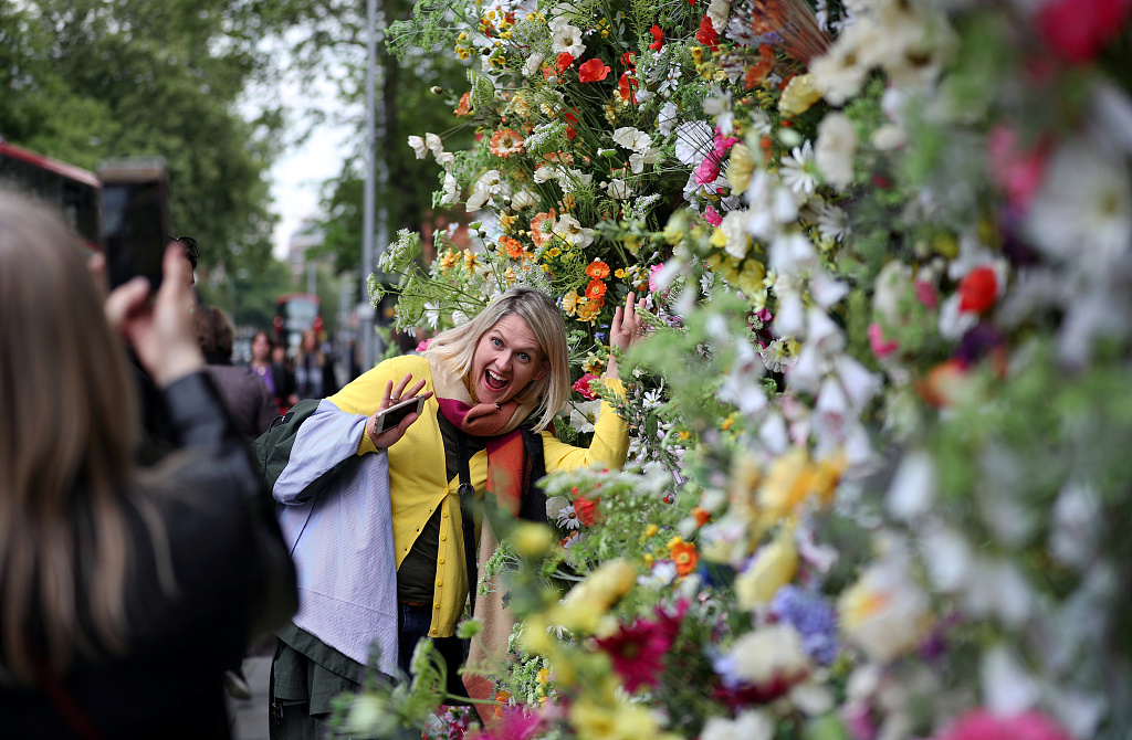 伦敦一餐厅被鲜花簇拥 引民众打卡拍照
