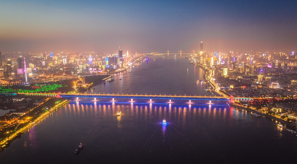 武汉长江两岸夜色璀璨夺目美不胜收