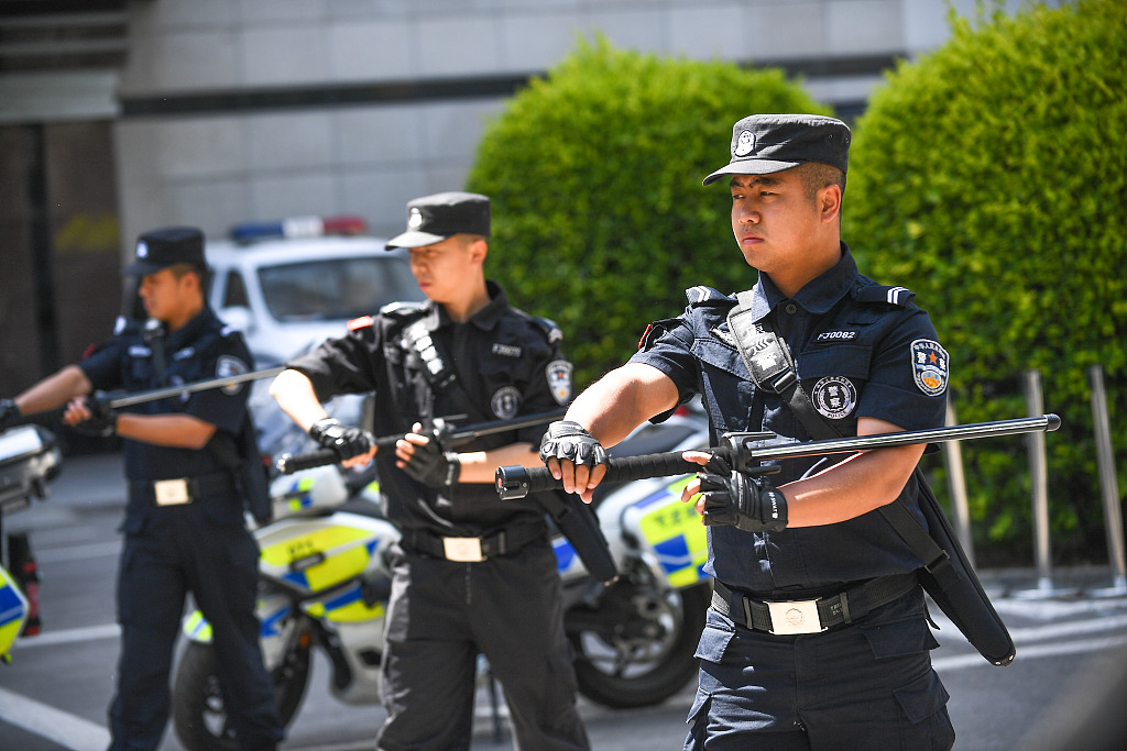 太原巡警"仗剑走天涯" 携新式装备亮相街头