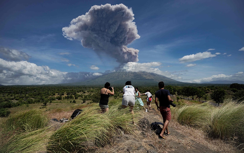 印尼巴厘岛阿贡火山喷发