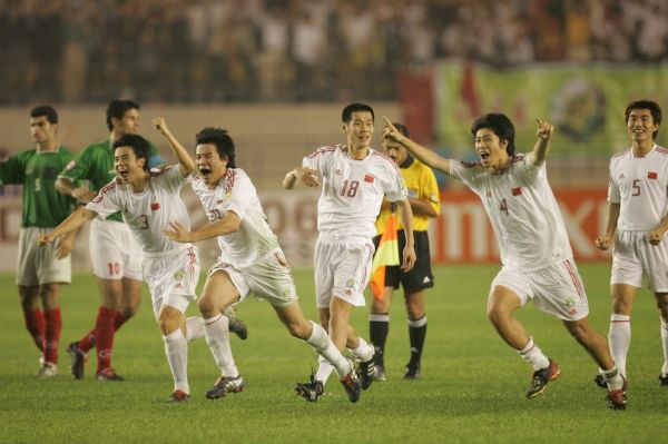 2004年,亚洲杯半决赛中国队击败伊朗成功打入决赛新华社发