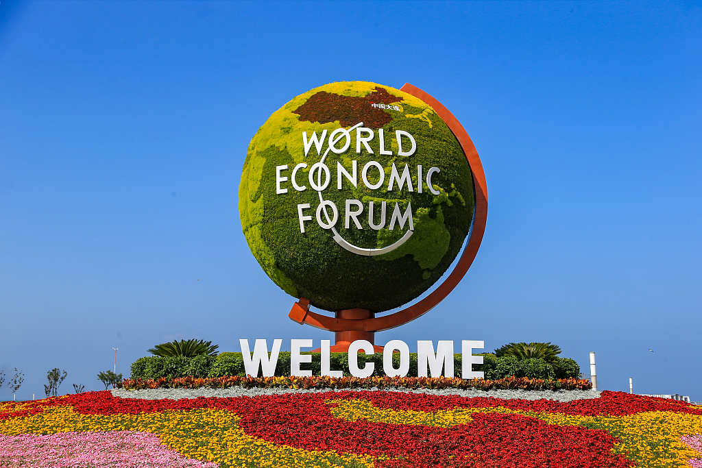 大连街头鲜花锦簇喜迎2019夏季达沃斯年会